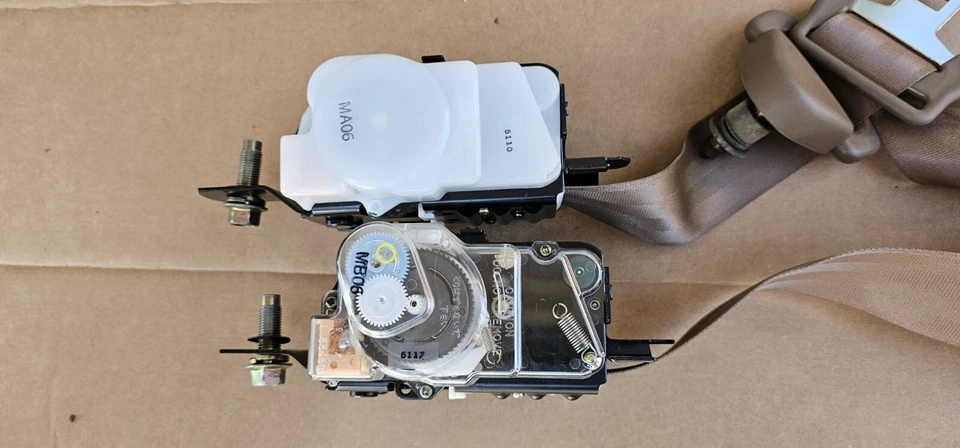 1993 1996 Nissan 300ZX 2 + 2 4 сиденья RH LH передний ремень безопасности в сборе коричневый 8K миль - Изображение 2 из 4