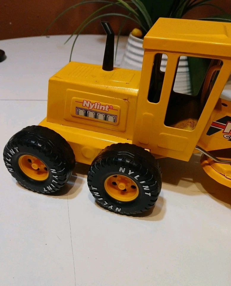 Nylint Hard Hat VINTAGE Road Grader w/ cab Pressed Steel 1/16 scale toy - Image 2 of 4