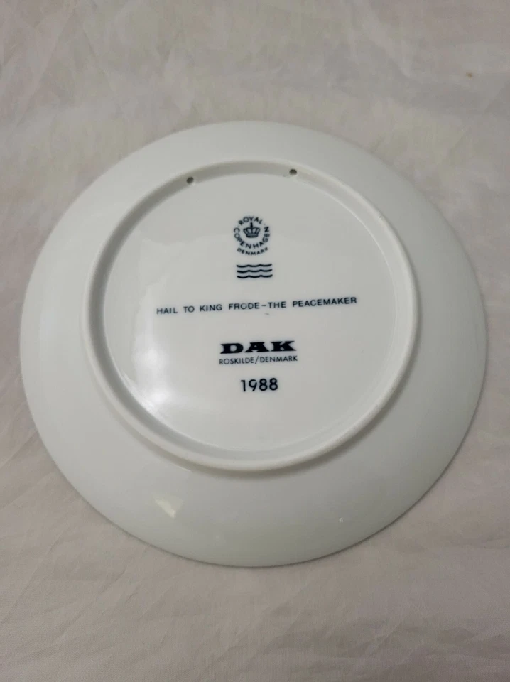 Plato Royal Copenhagen-1988 Hail King Frode - The Peacemaker DAK Roskilde Dinamarca Foto 4 de 4