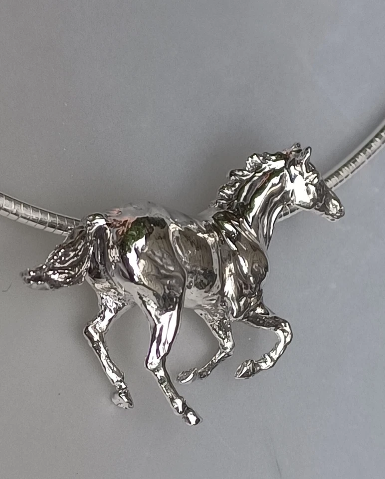 GRAN Colgante Caballo Galopante Plata Esterlina y Cadena Esterlina Joyería Zimmer Foto 3 de 4