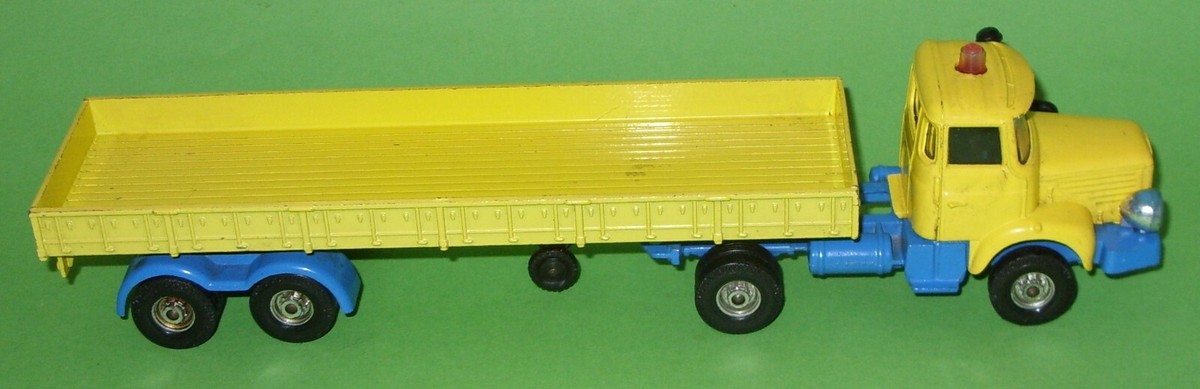 Lot 394 - A CORGI 1164 'Dolphinarium' diecast truck