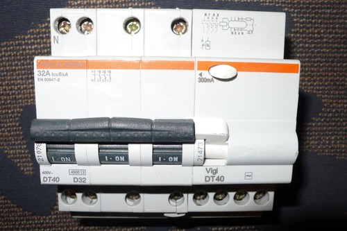 Disjoncteur Différentiel Tétrapolaire 32A 300mA Merlin Gerin - Occasion Fonctionnel