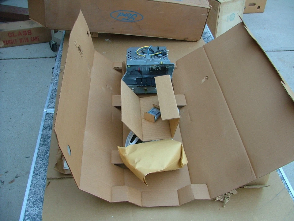 1970 Ford Galaxie, LTD AM radio and speaker installation kit, NOS! antenna - Image 2 of 4