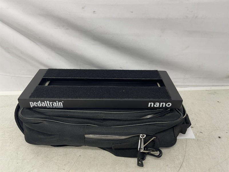 Pedaltrain Nano 14 in x 5.5 in x 1.4 in Guitar/Bass Pedal Board W/ Soft Case 