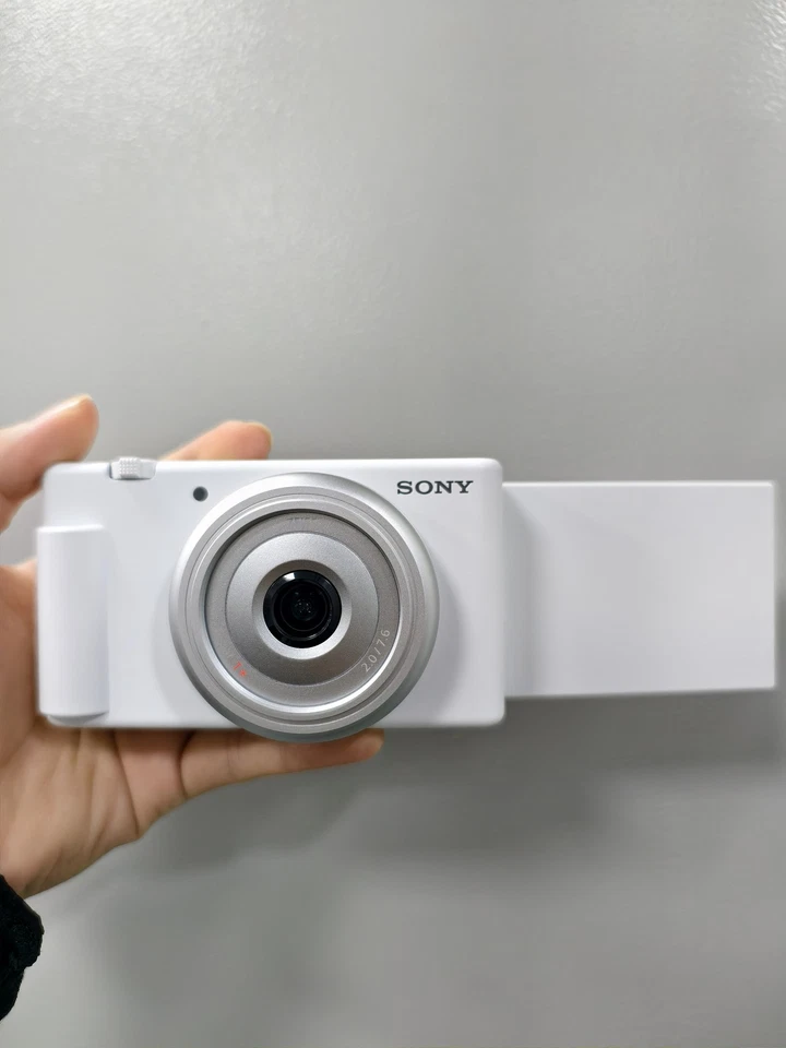 Компактная камера для видеоблогинга Sony ZV-1F 20 мм объектив 4K UHD Wi-Fi 20,1 Мп - Изображение 3 из 4