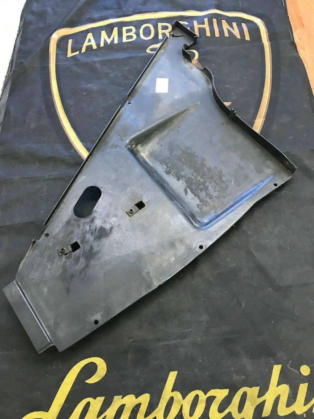 LAMBORGHINI MURCIELAGO LP640 REAR DRIVER SIDE ROCKER BOTTOM COVER OEM 410825215A