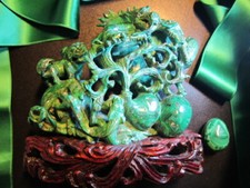 CHINA Skulptur DRACHEN L&ouml;wenhund geschnitzt echter MALACHIT original Holzsockel