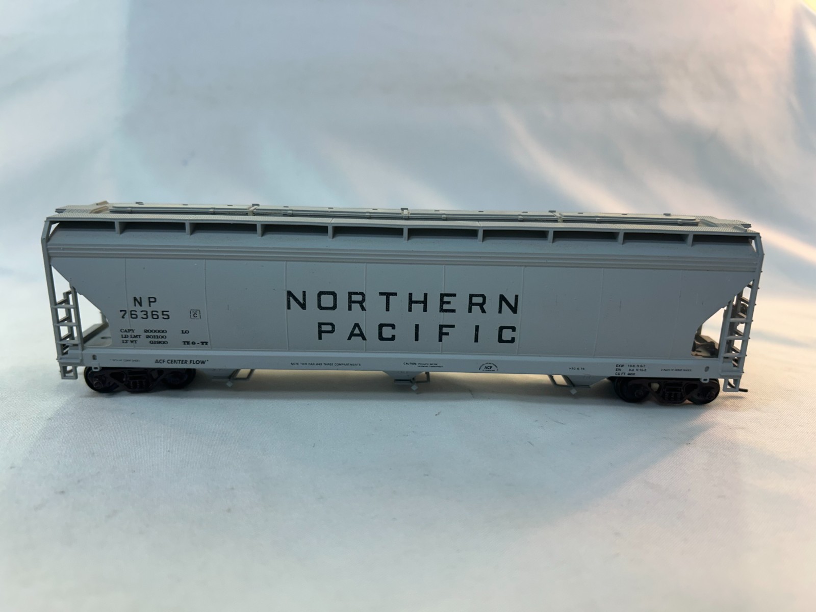 Accurail 2031.1 HO Scale ACF 3-Bay Insulated Covered Hopper Kit BUILT, NP #76365
