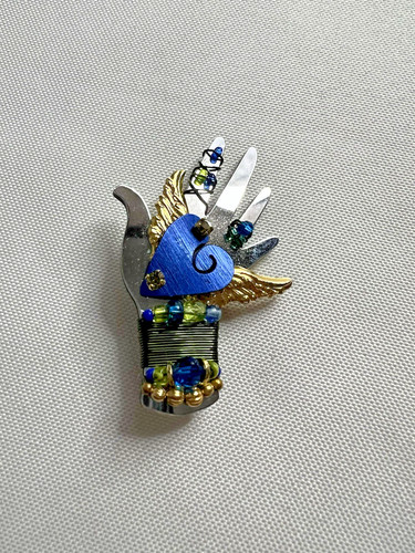 LIZTECH BLUE LOVE HEART HAND BROOCH