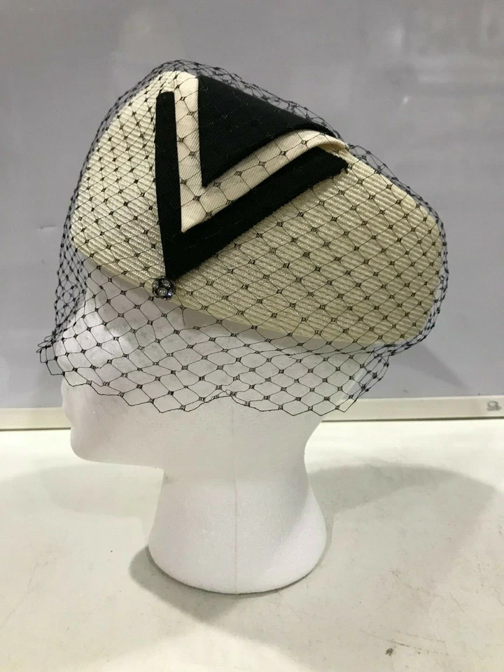 Chapéu feminino feito à mão década de 1950 vintage marfim e preto caixa de comprimidos com véu preto J1 - Imagem 3 de 4
