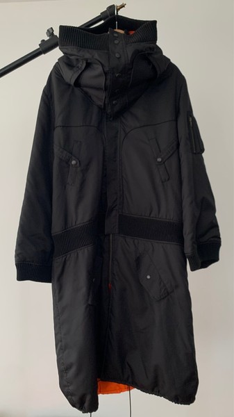 Bomber larga  Marjan Pejoski doble cuello color negro interior naranja Talla M