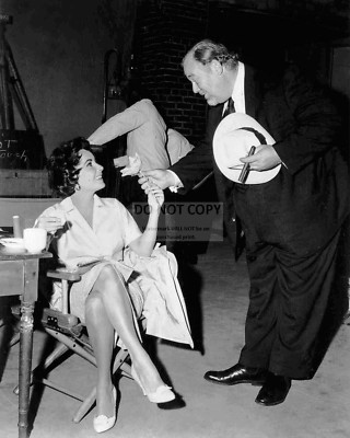 ELIZABETH TAYLOR & BURL IVES ON SET ''CAT ON A HOT TIN ROOF'' 8X10 PHOTO (DD-058)