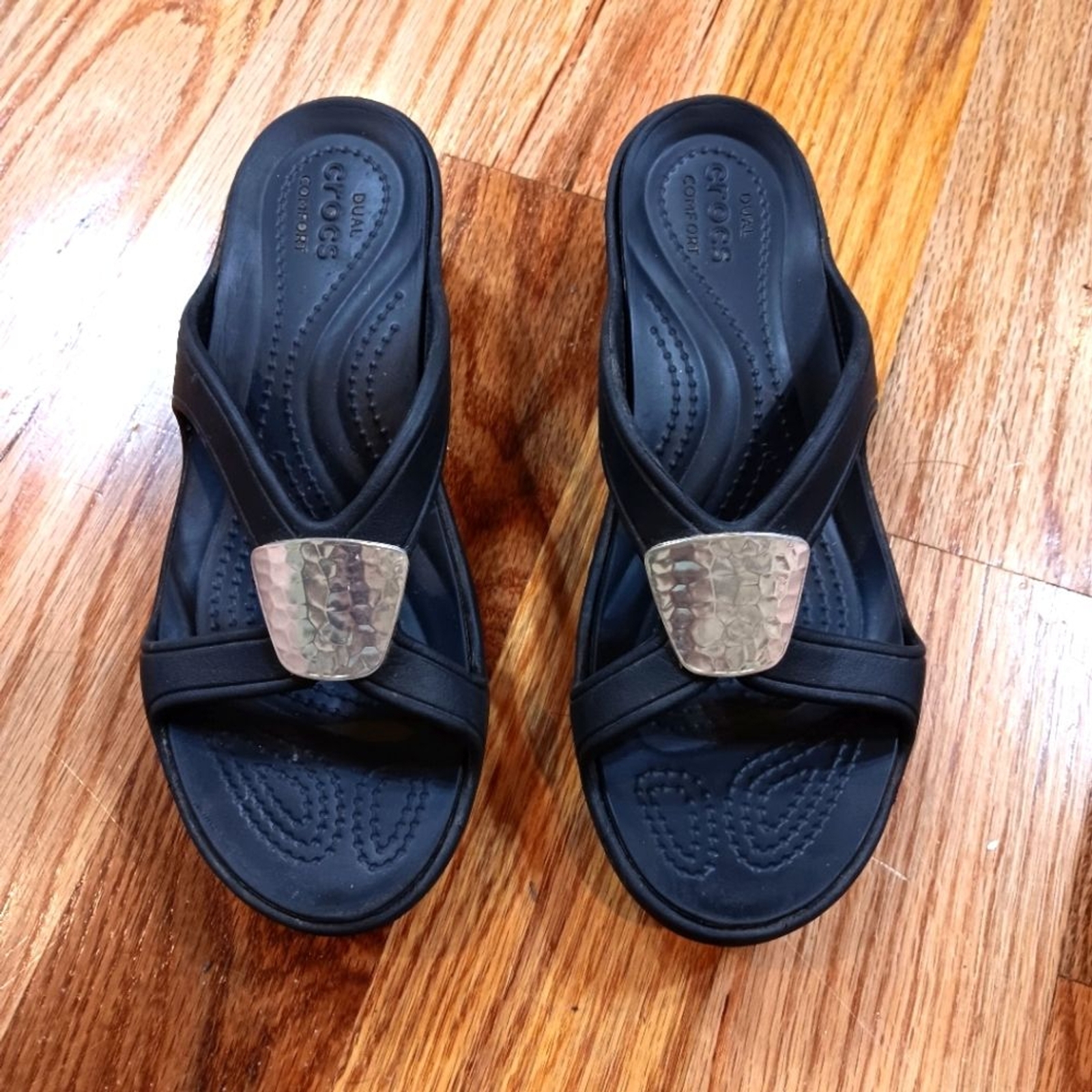 Crocs Black Dual Comfort - Women’s Size 6 - Silver Accent