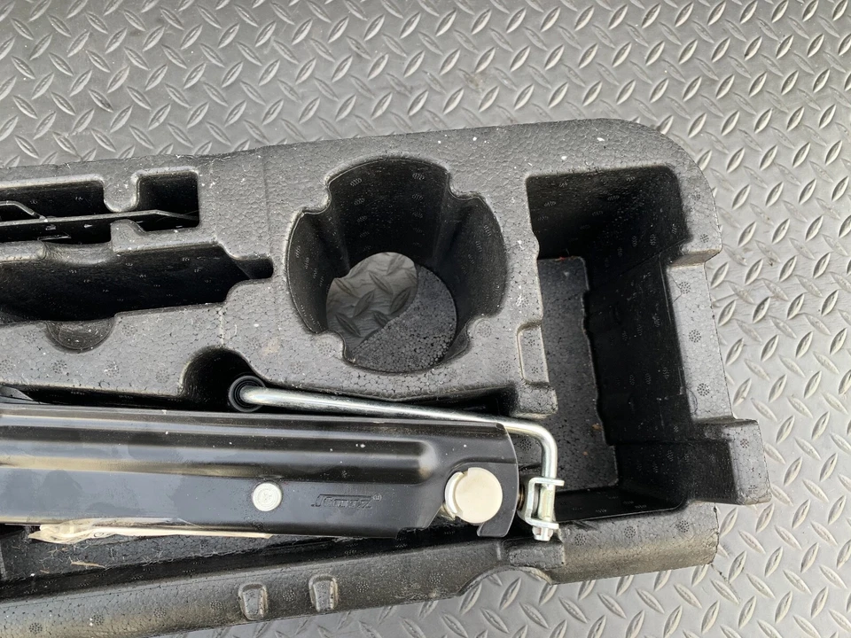 备用轮胎配件支架 Jack Mercedes W212 E250 E350 E550 Cls550 OEM — 第 3/4 张图片