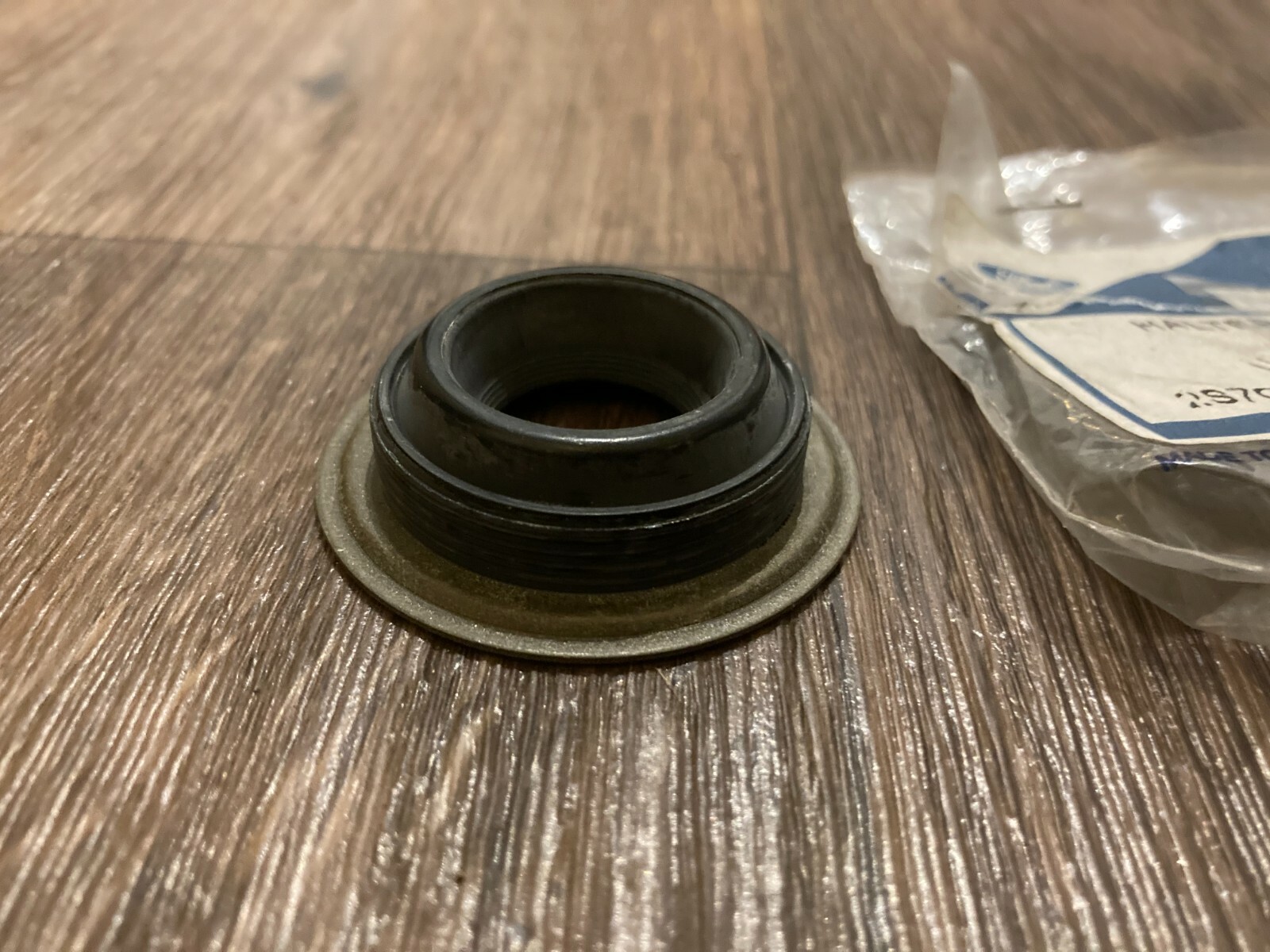 Genuine Ford Cylinder Head Cover Retainer 1201347 for sale online 
