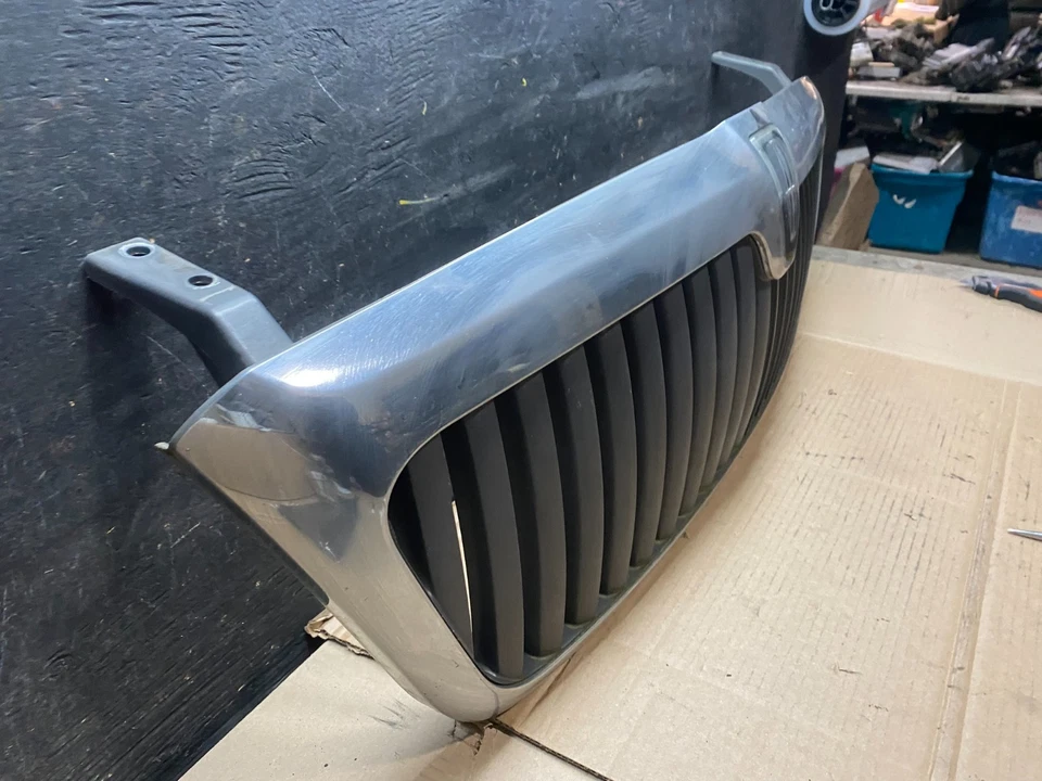 Parrilla superior delantera Lincoln Navigator 2003-2006 V2669 DG Foto 3 de 4