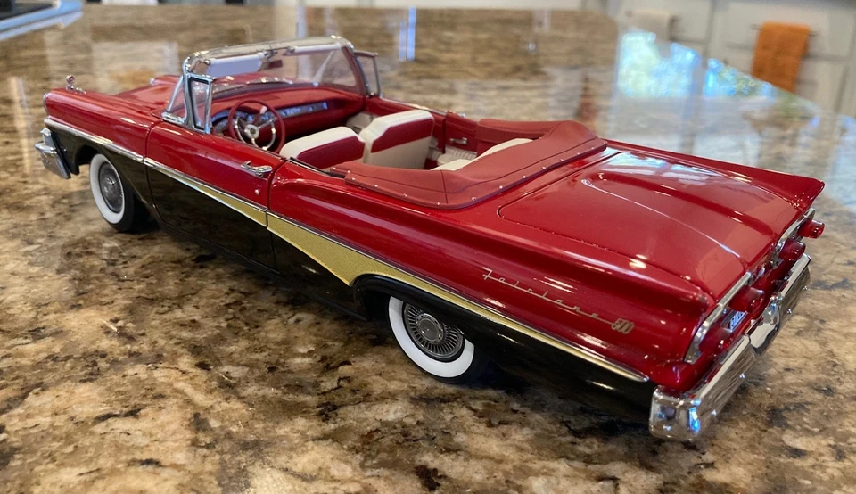 Sunstar 1958 福特 Fairlane 500 开放式可转换 1/18 压铸火炬红色/黑色 #5264 — 第 2/4 张图片