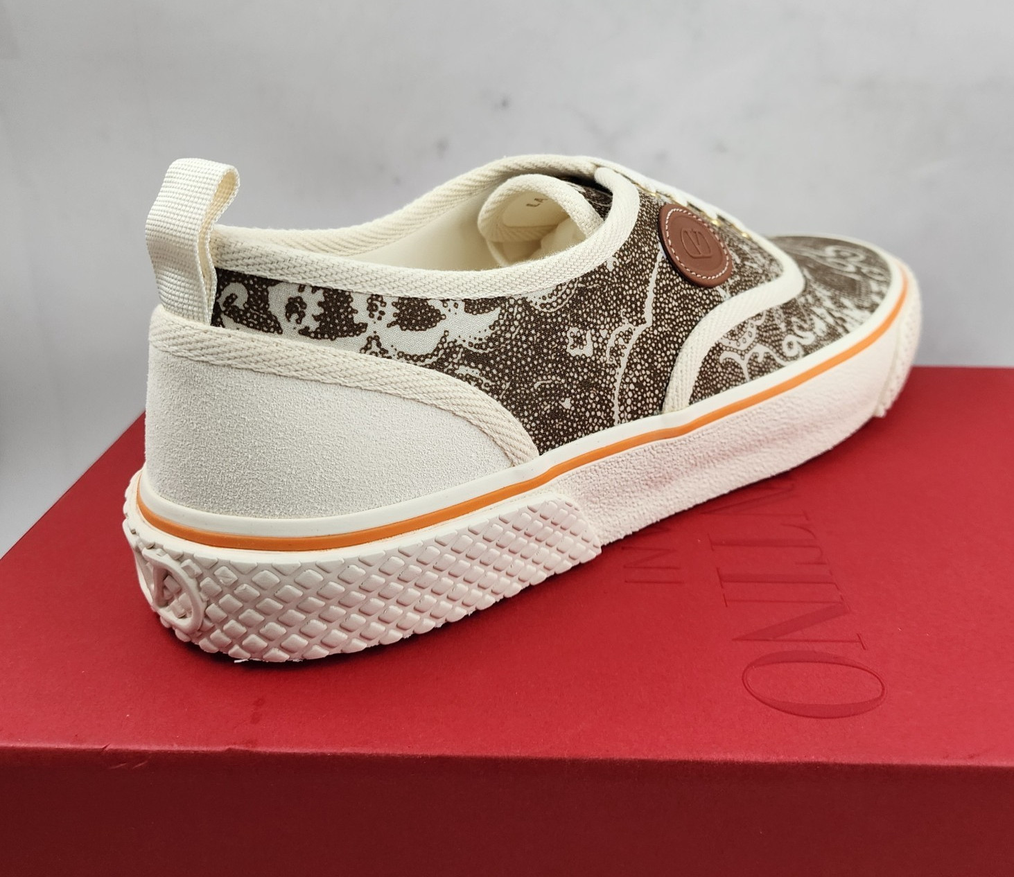 Valentino Garavani Nojoke V Logo Low Top Sneakers Men 10.5US Ivory/Cuir Multi image 4