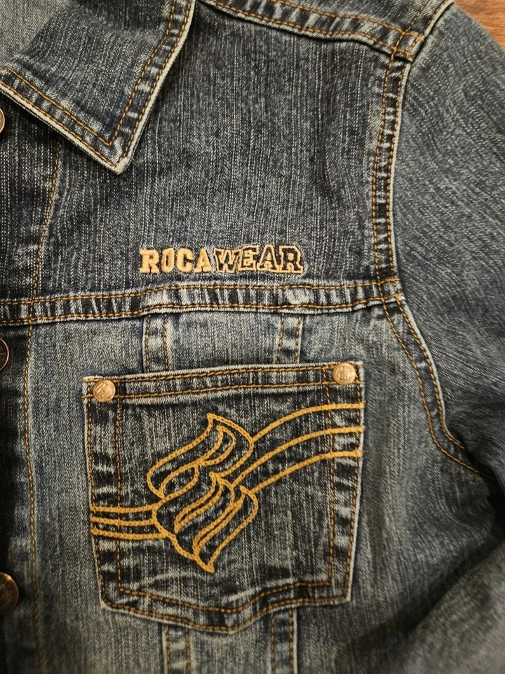 Jaqueta caminhoneiro Rocawear feminina grande azul denim bordada Y2K streetwear retrô - Imagem 2 de 4