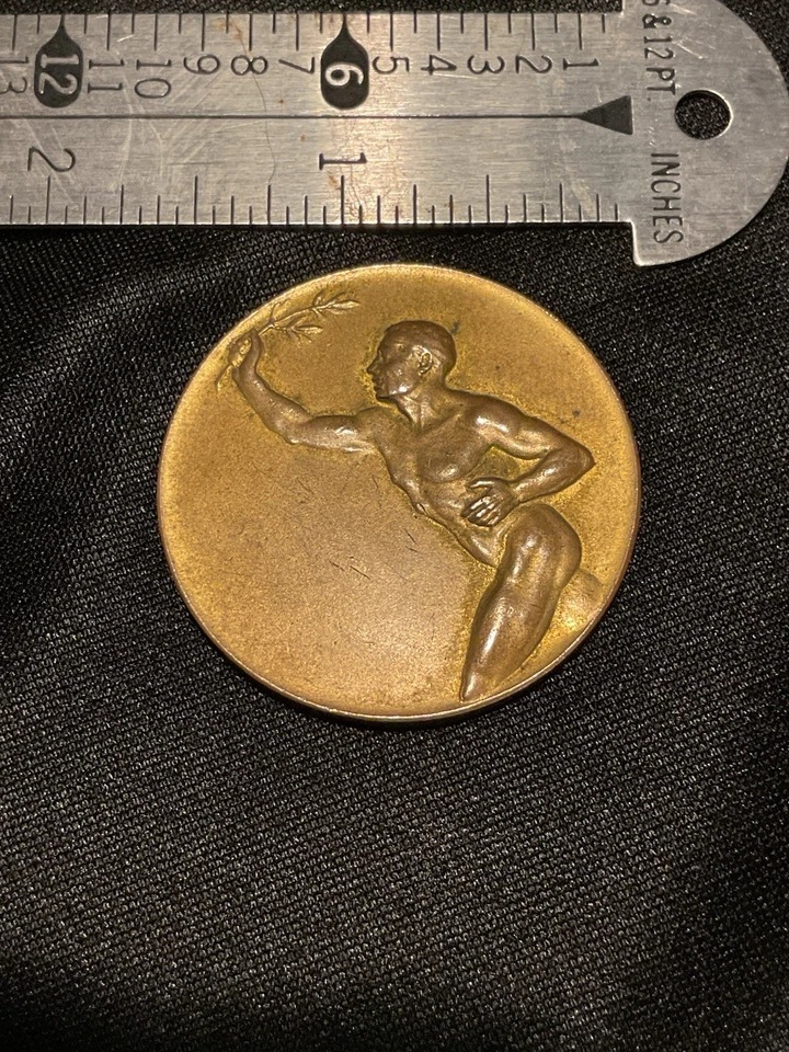 Medallón de bronce 1922 que representa a un corredor atlético masculino desnudo con una rama de olivo Foto 3 de 3