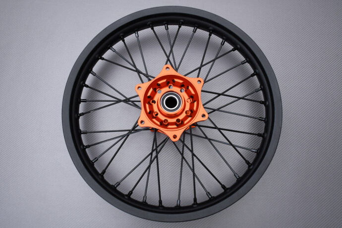 Roue arrière orange HUSQVARNA FE250 2015 contre le voile de jante
