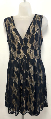 Neu! Yumi UK12 Kleid schwarz Spitze mit Goldfutter V-Ausschnitt ärmellos mit Bindegürtel