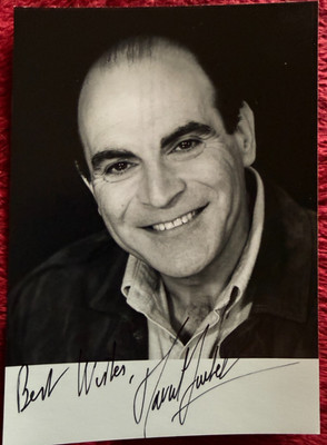DAVID SUCHET - BRITISCHER SCHAUSPIELER - HANDSIGNIERTES FOTO + KOMPLIMENTZETTEL