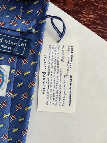 Corbata Vineyard Vines Colección Personalizada Cámara de Comercio Sueco Americana Nueva con Etiquetas - Imagen 5 de 6