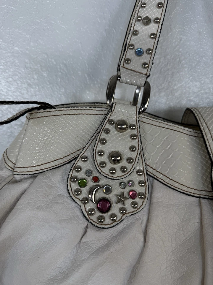 Винтажная женская сумочка Y2K Guess с заклепками металлическая пряжка цвет слоновой кости 2000-е - Изображение 3 из 4