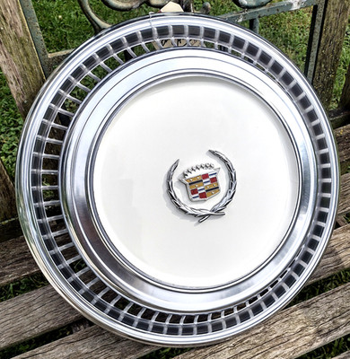 1977-78 Cadillac Eldorado Biarritz White Wheel Cover Hubcap   *VG Condition*