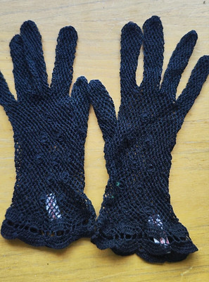 Vintage Netzhandschuhe mit Stickerei und Bordürenabschluss am Handgelenk