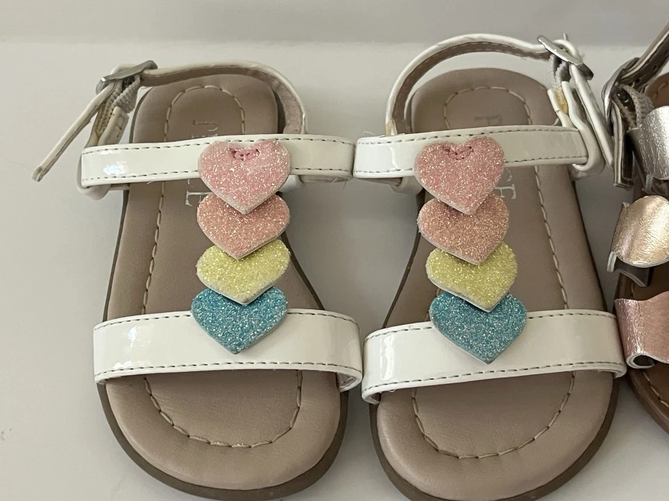 Usado en Excelente Condición Lote de 2 Sandalias Zapatos para Niñas Pequeñas Talla 5 Bebé Gap Corazones Metálicos Brillantes Foto 2 de 4
