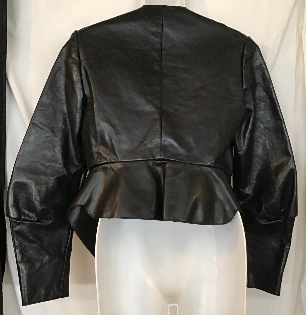 Yves Saint Laurent 2008 Giacca in pelle nera rigida manica a 1 2 cerniera taglia F 40 Nuova con etichette