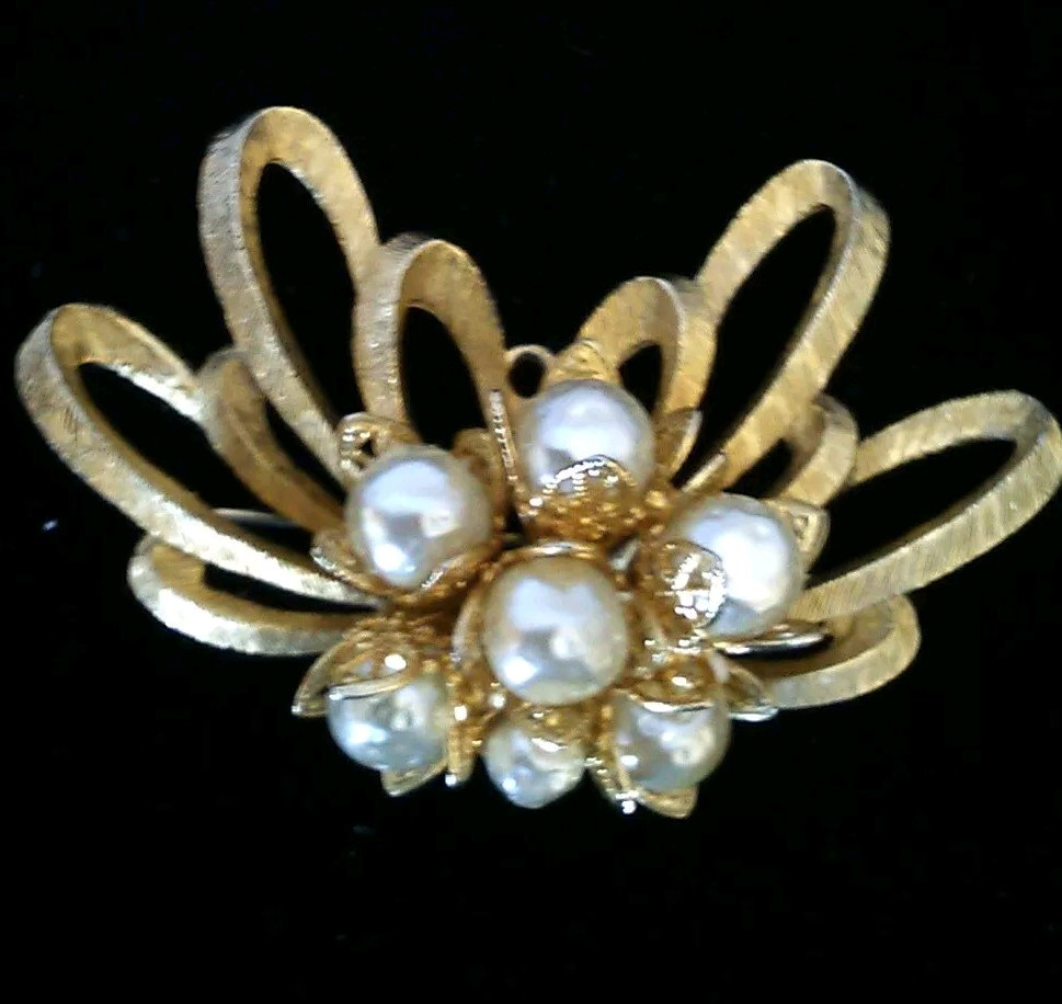 Vintage Gold Tone Etched Loopy Bow With Faux Pearl Nestled In The Center Brooch