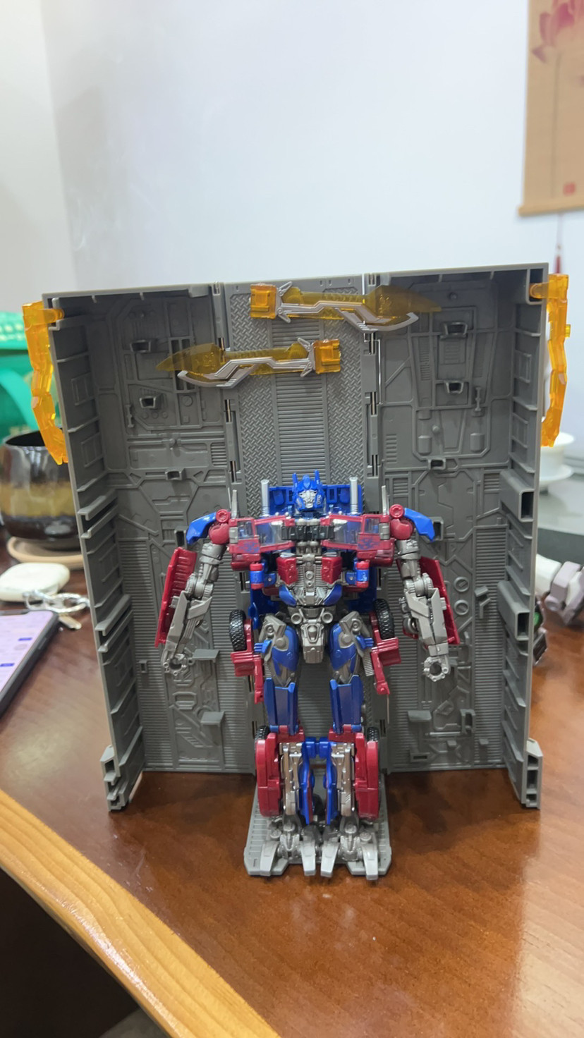 Transforming Optimus Prime with weapon Carriage  Battle Trailer Playset For 15+