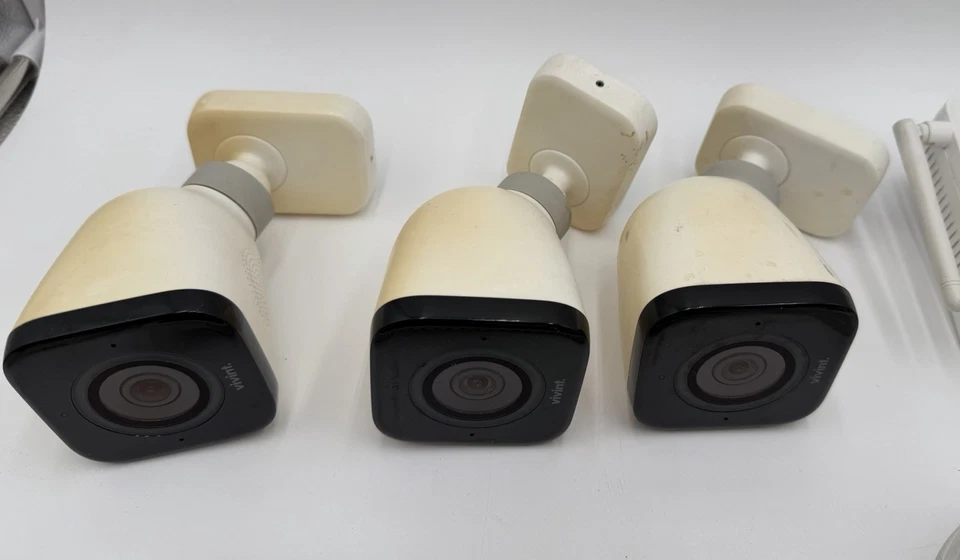 Vivint Home Security Full Camera System, Panel, Smoke Detector, Carbon Monoxide - Image 2 of 4