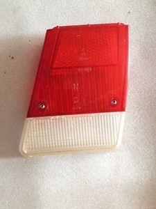 835/  VW Passat Kombi Variant B1 32A Lichtscheibe Rücklicht Rückleuchte rechts