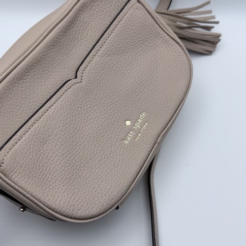 Borsa a tracolla per fotocamera Kate Spade Kourtney, pelle ciottolata rosa talpa - Foto 7 di 10