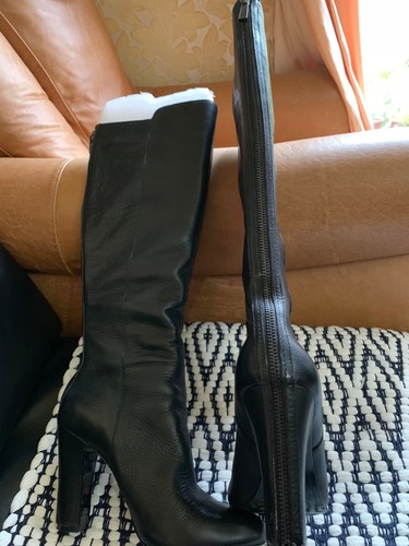 VINCE CAMUTO BLACK LEATHER KNEE HIGH 