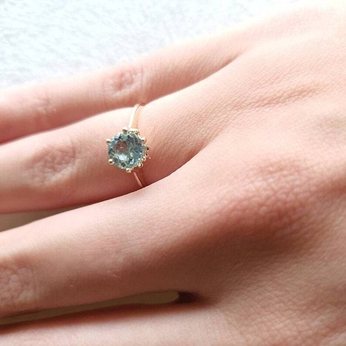 Anillo con punta de aguamarina de 0,94 quilates de oro amarillo macizo de 10 k - Imagen 4 de 5