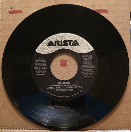 Daryl Hall & John Oates - So Close - 45rpm 7" Vinyl Record - Arista