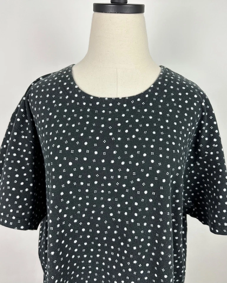 Camiseta Feminina Vintage Anos 90 Estampa Total 2X/3X Jersey de Algodão Preto Desbotado Caixinha - Imagem 2 de 4