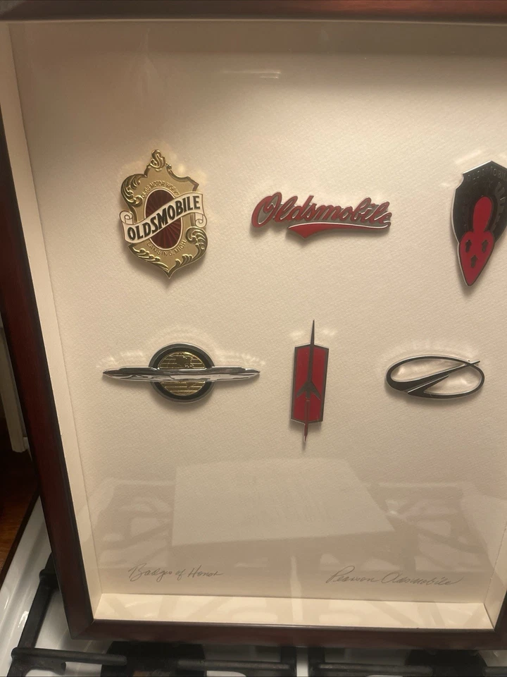 Oldsmobile “Badges of Honor” distribuidor exhibición edición limitada Foto 2 de 4