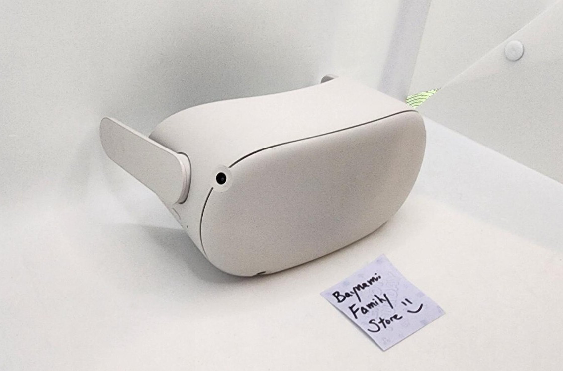 Meta Oculus Quest 2 128GB Standalone VR Headset - Bad Pixels on Display