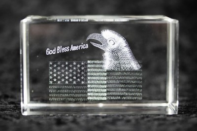 God Bless American - Adler mit Flagge 3D Laser geätzt Kristallglas Briefbeschwerer
