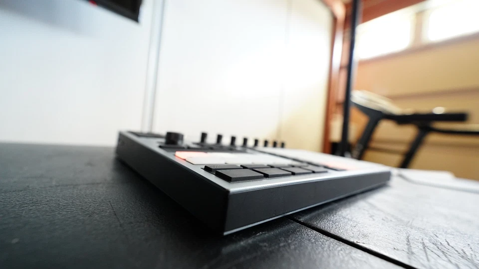 Native Instruments Maschine+ Plus Standalone Hardware Performance Instrument - Bild 3 von 4