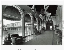 1985 Press Photo Main Surf Club Hallway Overlooks Swimming Pool, Miami Beach
