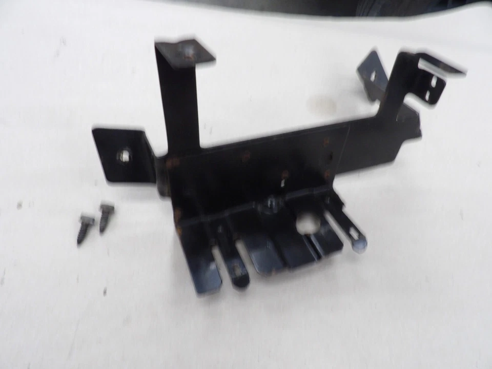 Кронштейн монтажный панель реле предохранителя внутреннего крыла для правосторонней стойки Jeep Cherokee XJ 1996-2001 - Изображение 3 из 4