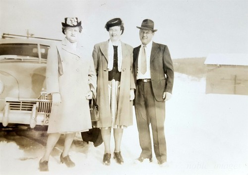1949 Road Trip, Leaving Snow for Florida, Dapper Man & Ladies Photo B&W Snapshot - Picture 2 of 2