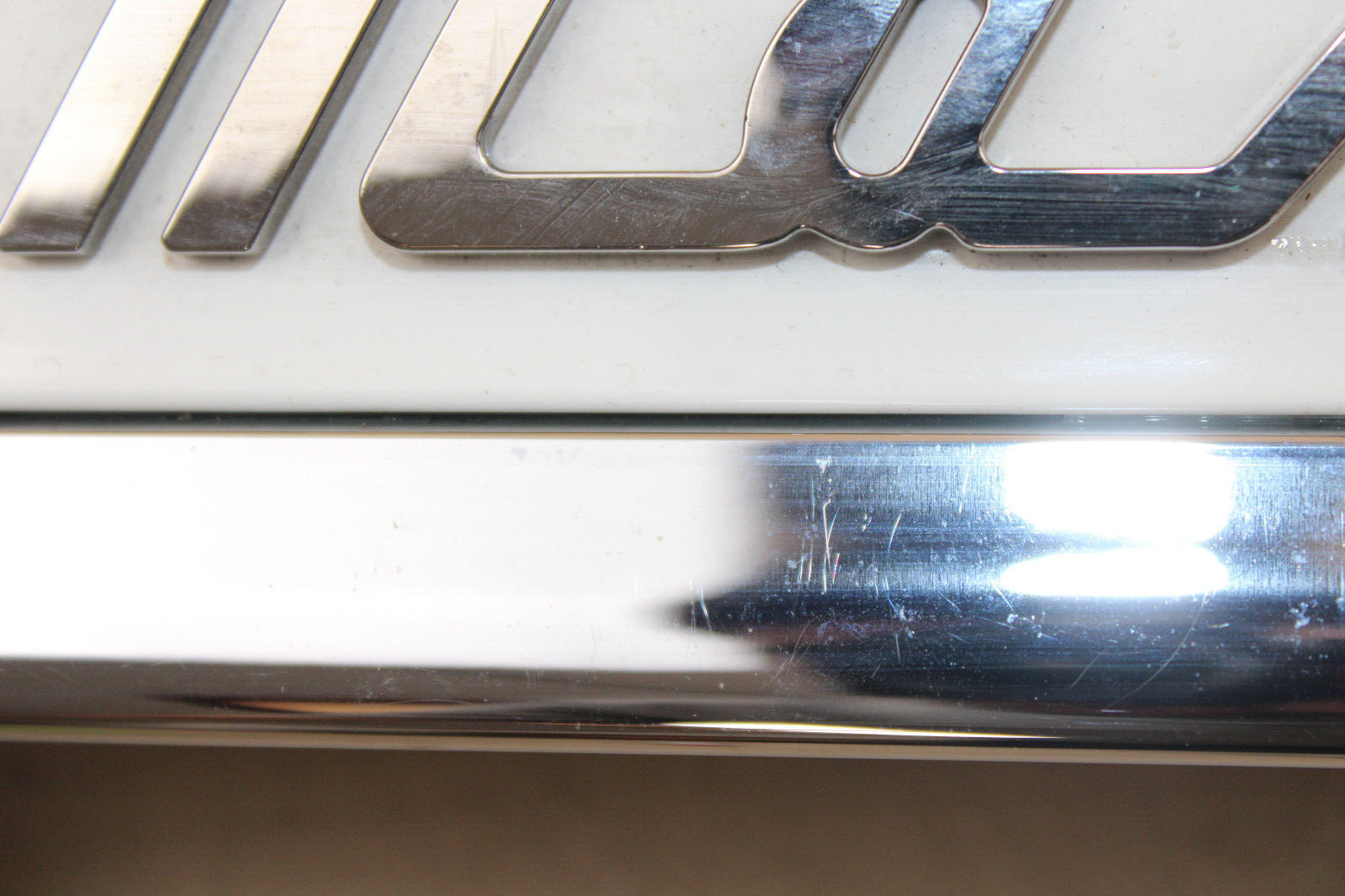 14-22 MASERATI GHIBLI DECKLID TRUNK LID MOLDING + CAMERA WHITE EXCELLENT OEM